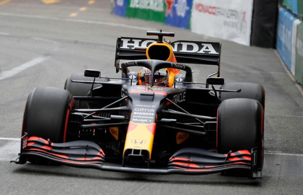 Hamilton im Training weit hinter Verstappen – Perez vorn