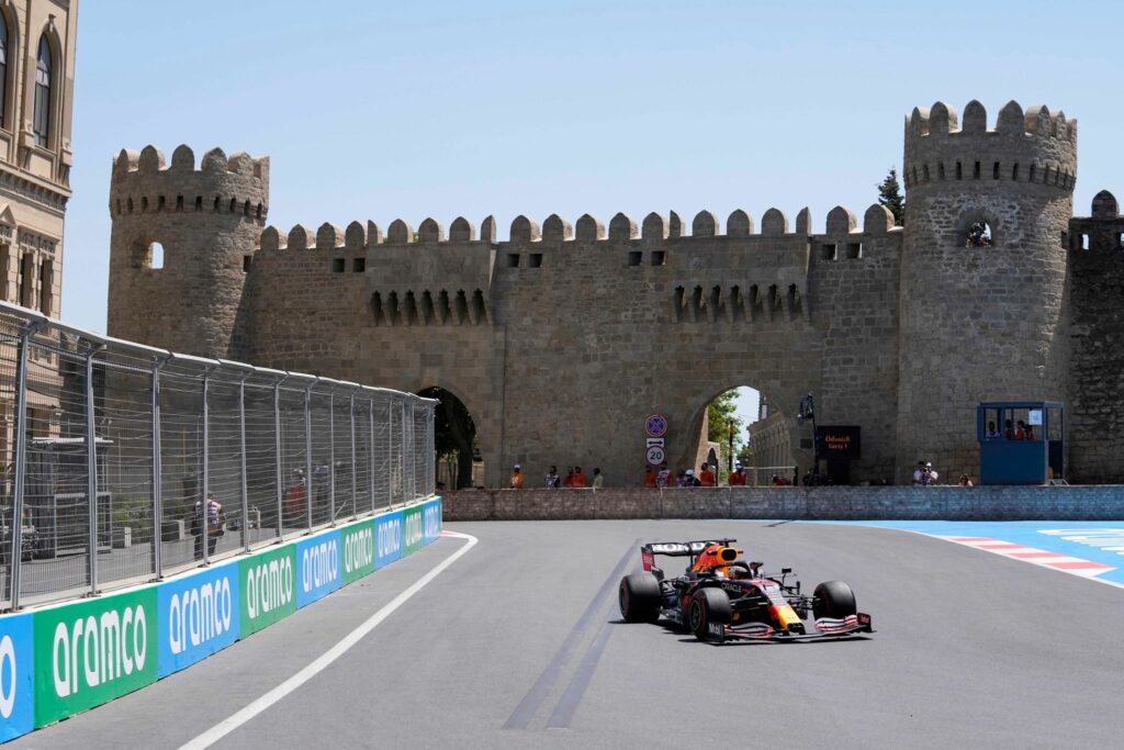 Verstappen im ersten Training in Baku vorn