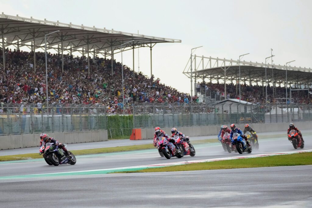 Moto2: Schrötter Punktlos – MotoGP: Marquez stürzt vor Start