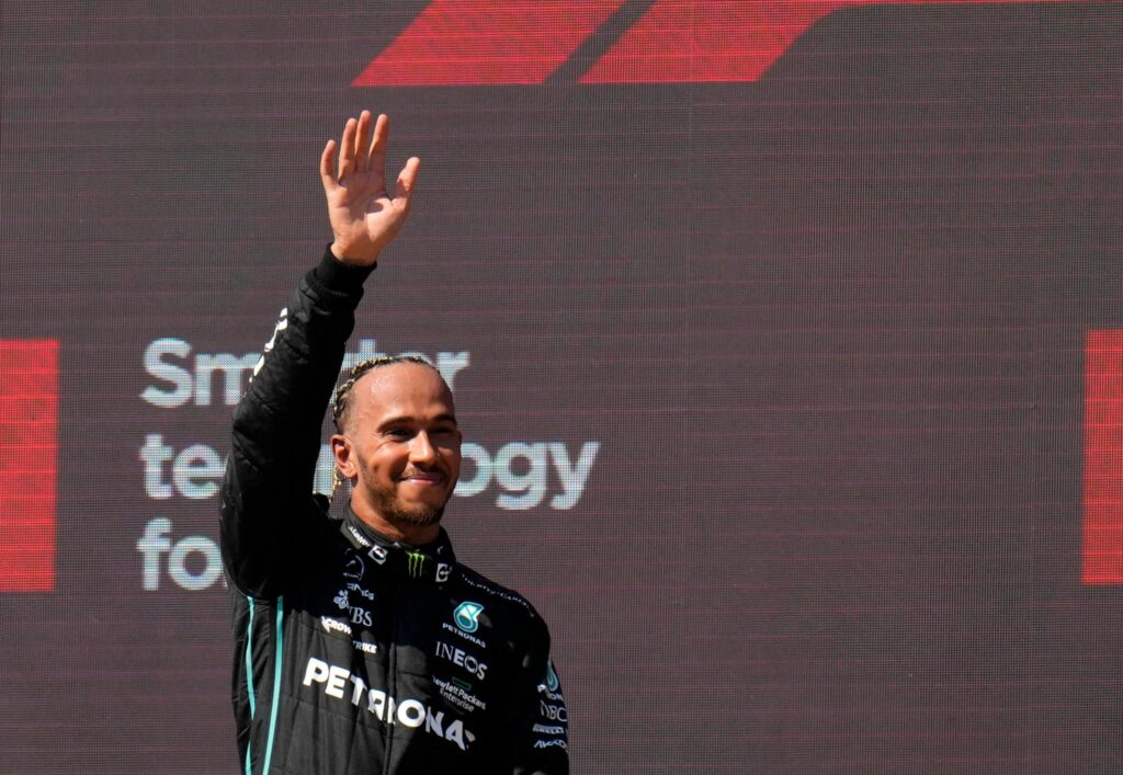 Trinkflasche streikt: Erschöpfter Hamilton legt sich hin