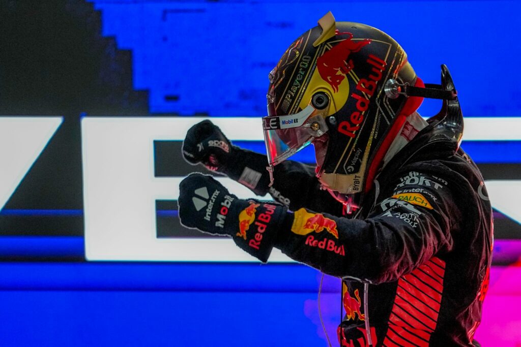 Verstappen mit Weltmeister-Helm zum nächsten Sieg