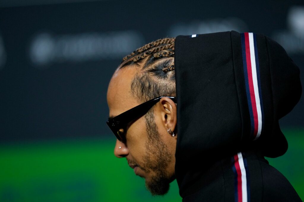 Hat Formel-1-Star Hamilton Gala-Trophäe an Fan verschenkt?